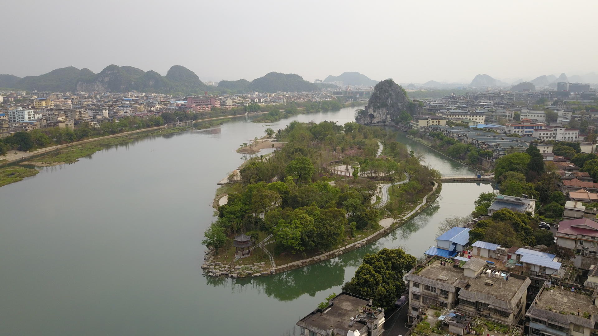 高清4k航拍桂林伏龙洲漓江上风景区桂林旅游视频的预览图