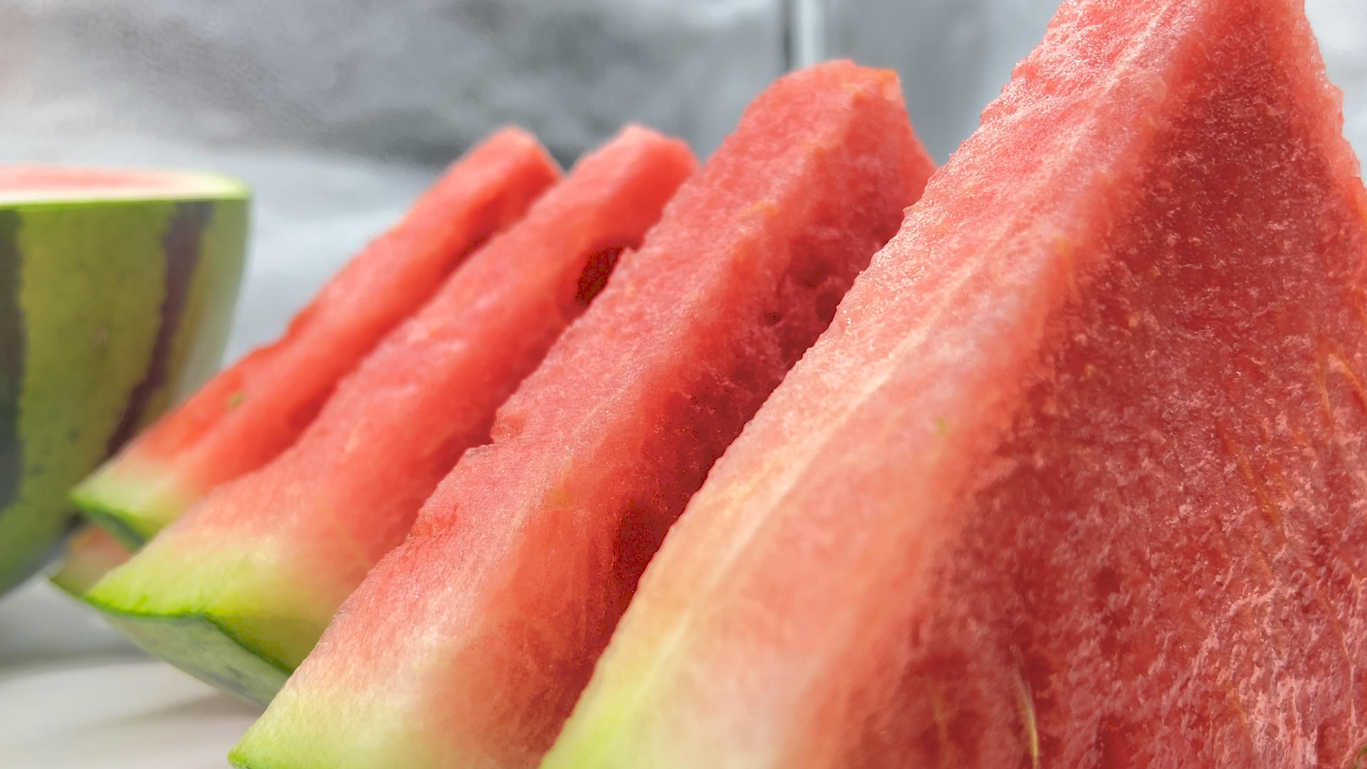 4K实拍夏天清凉水果西瓜视频的预览图