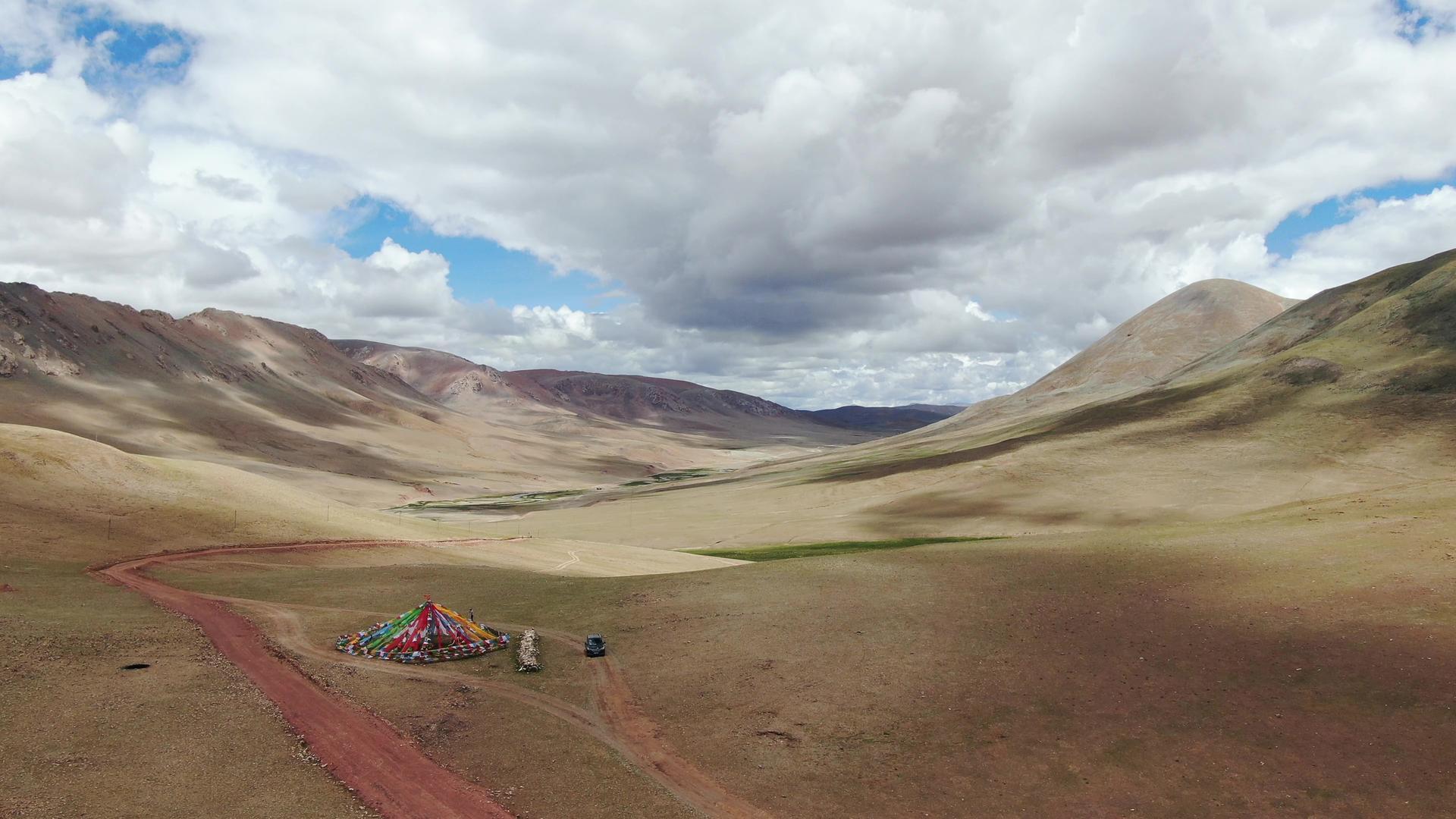 西藏高原阿里地区自然风光航拍视频视频的预览图