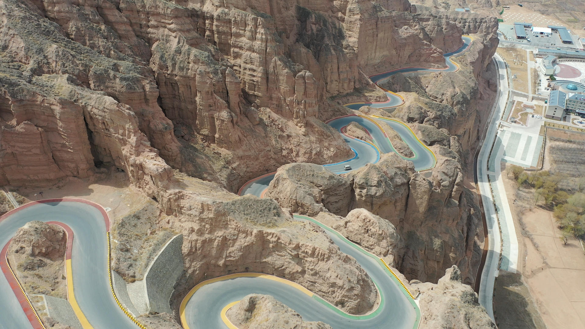 4K黄河石林国家地质公园的最美公路视频的预览图