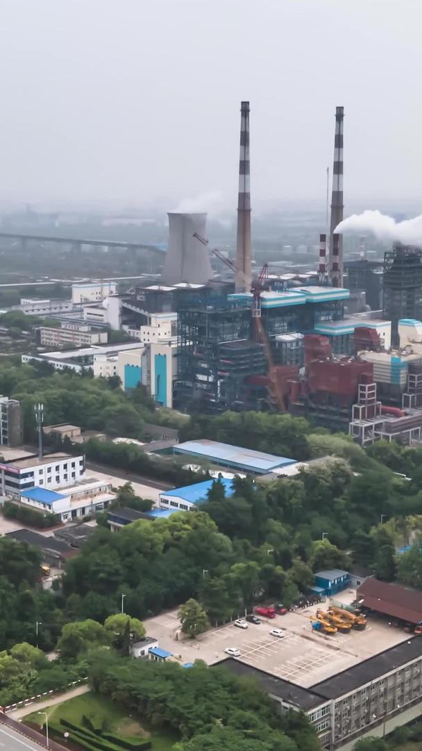 航拍延时摄影石化工业生产大烟囱污染排放2视频的预览图