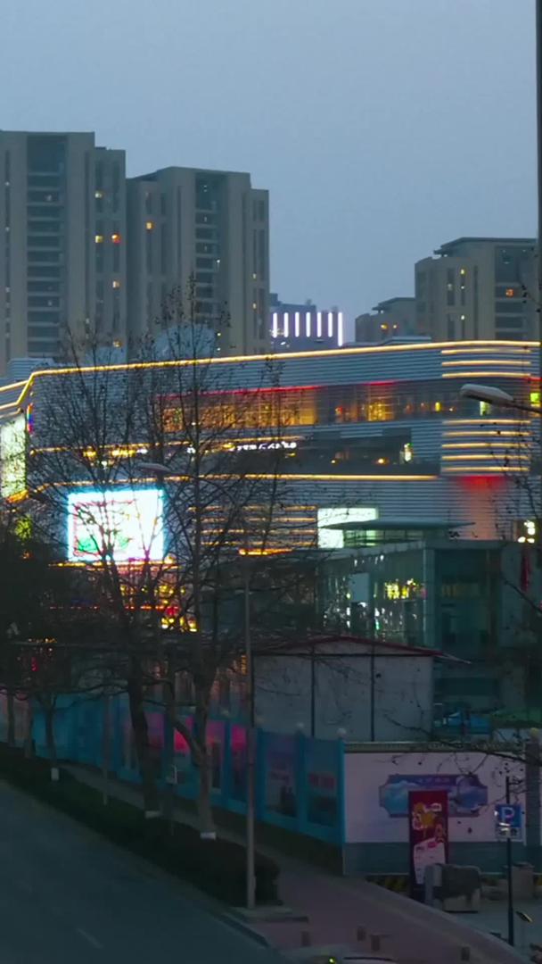 城市白转夜车流延时摄影视频的预览图