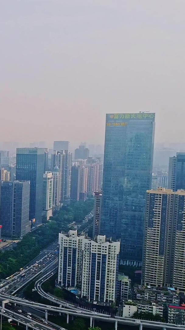 广州城市主干道在雾霾下航拍视频的预览图