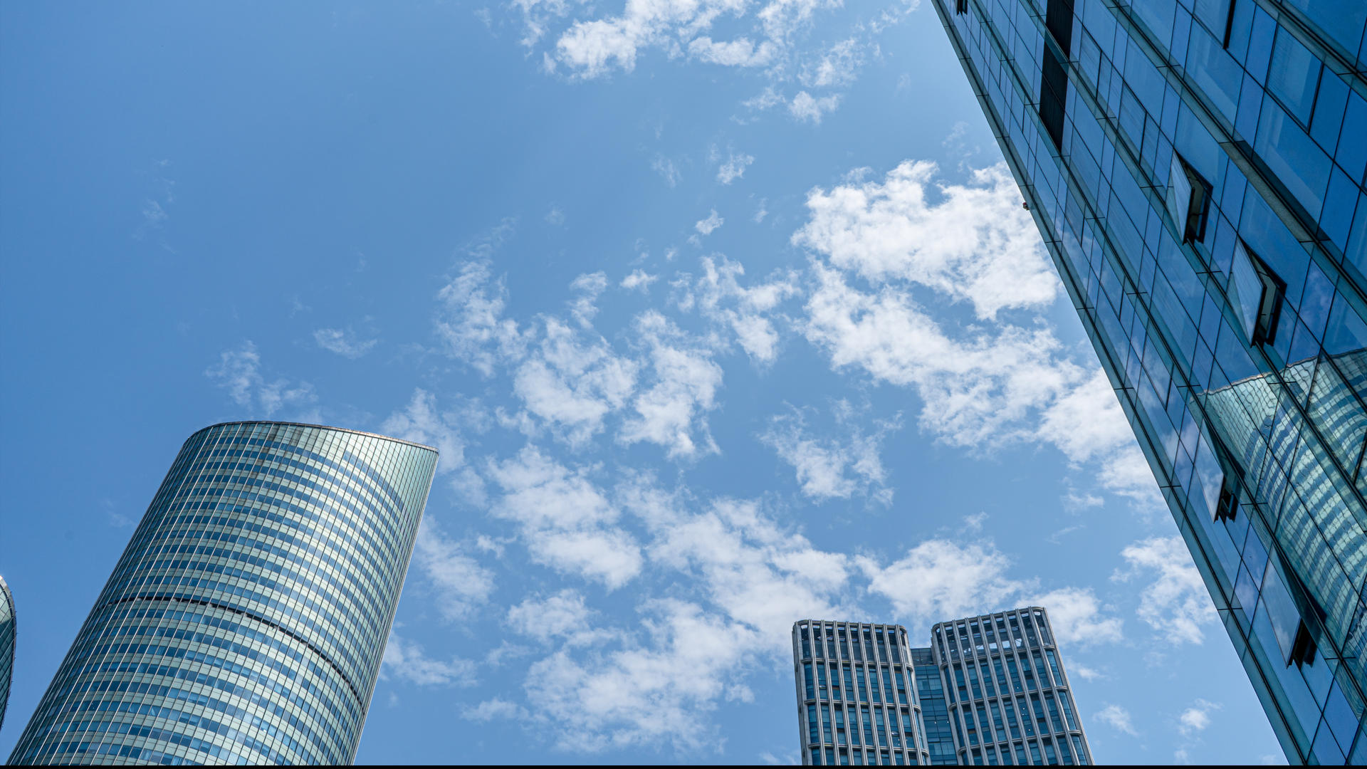 8K延时杭州钱江新城CBD高楼云层延时蓝天白云视频的预览图