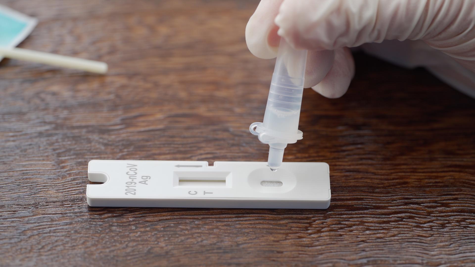 疫情下上海抗原自测将液体滴入检测卡的样本孔中视频的预览图