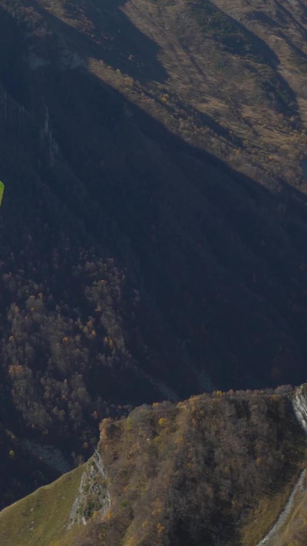 山间滑翔伞实拍视频的预览图