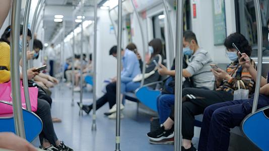 深圳地铁扫码支付人群日常视频的预览图