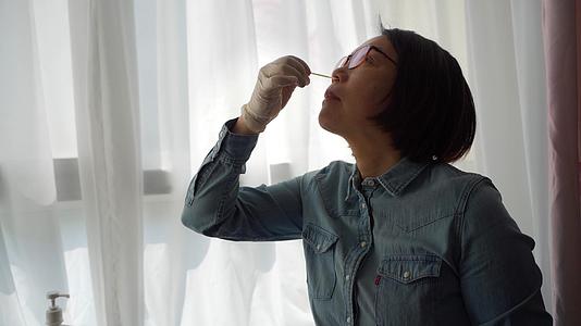 疫情下上海抗原自测仰头在鼻腔内使用鼻拭子视频的预览图