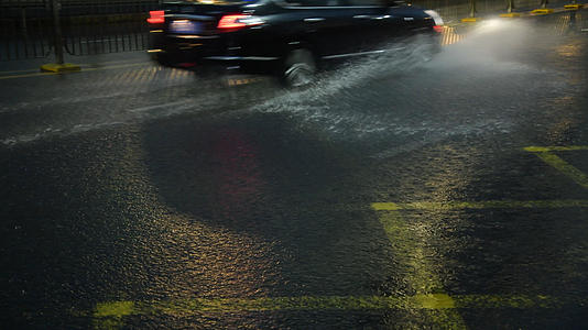 4K雨天车辆行驶过积水道路视频的预览图