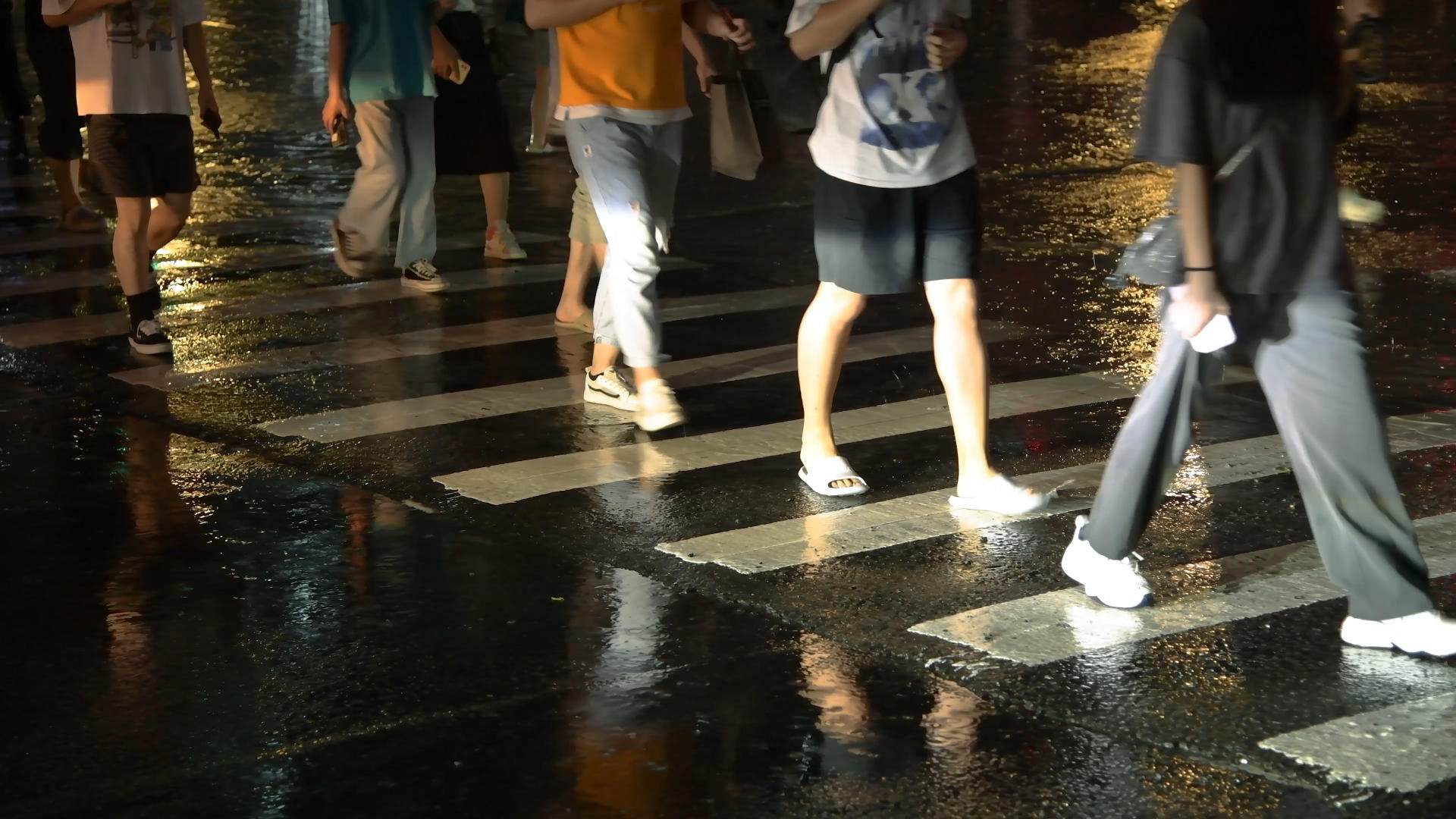 4K城市雨天下班的行人视频的预览图