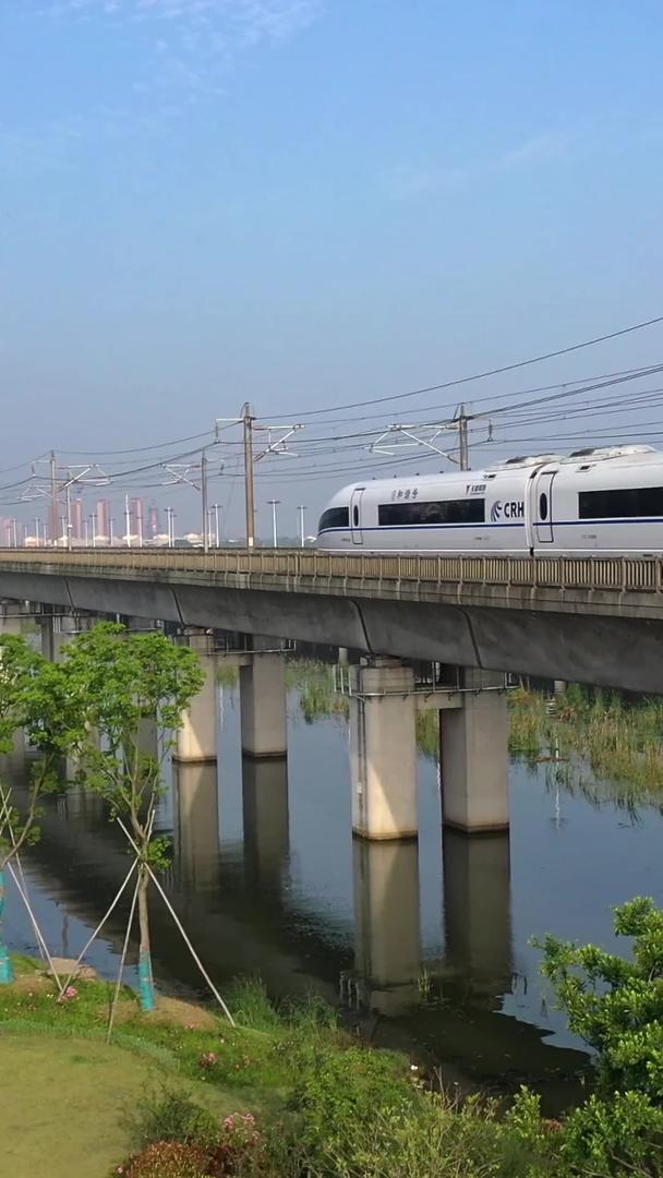 高速列车行驶城市视频的预览图