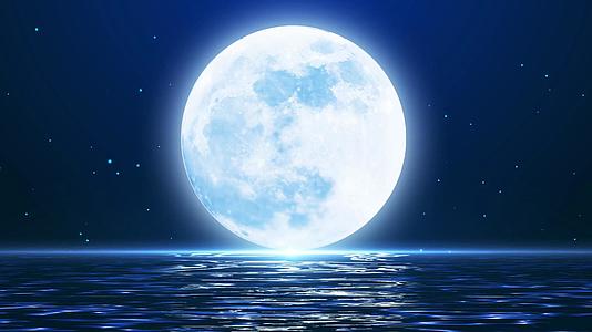 4K水面大月亮背景视频视频的预览图