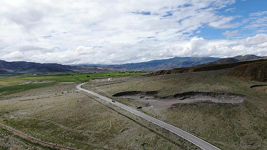 高原山脉与公路航拍视频视频的预览图