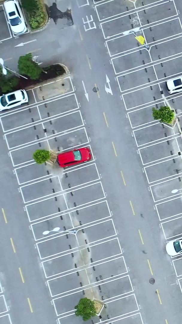 空旷的停车场航拍视频的预览图