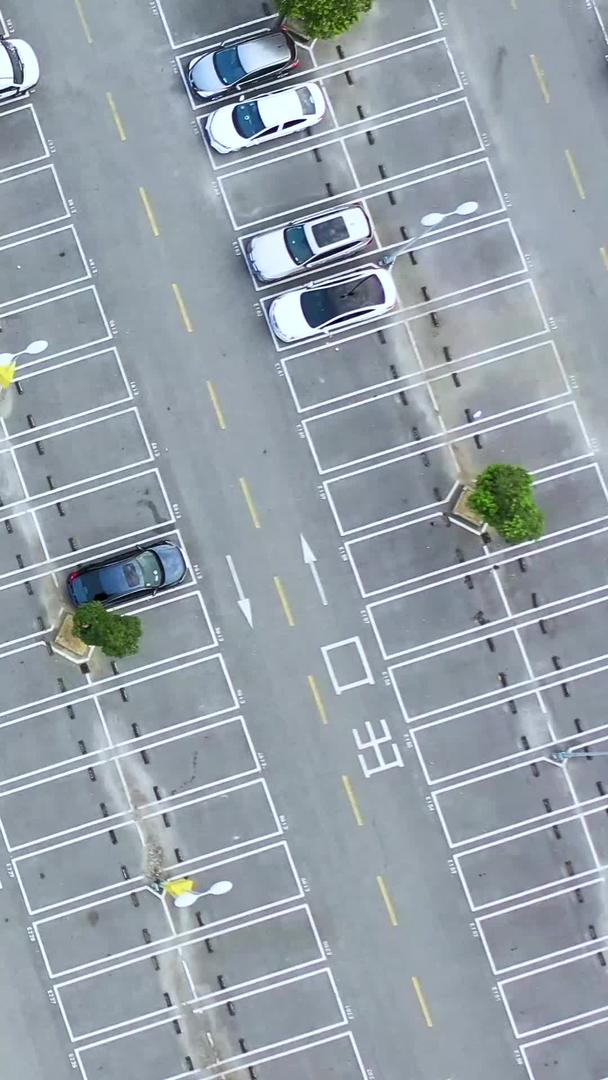空旷的停车场航拍视频的预览图