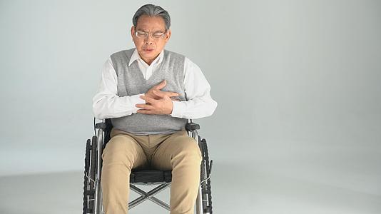 坐在轮椅上的老人心脏疼痛视频的预览图