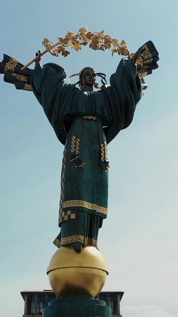 自由女神在乌克兰独立广场上的形象视频的预览图