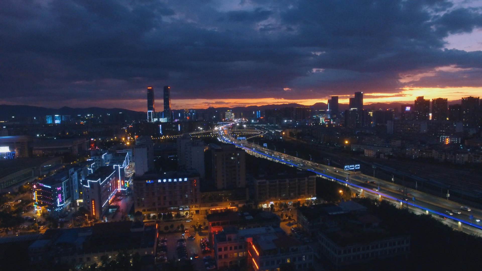 4k昆明城市夕阳夜景落日航拍视频的预览图