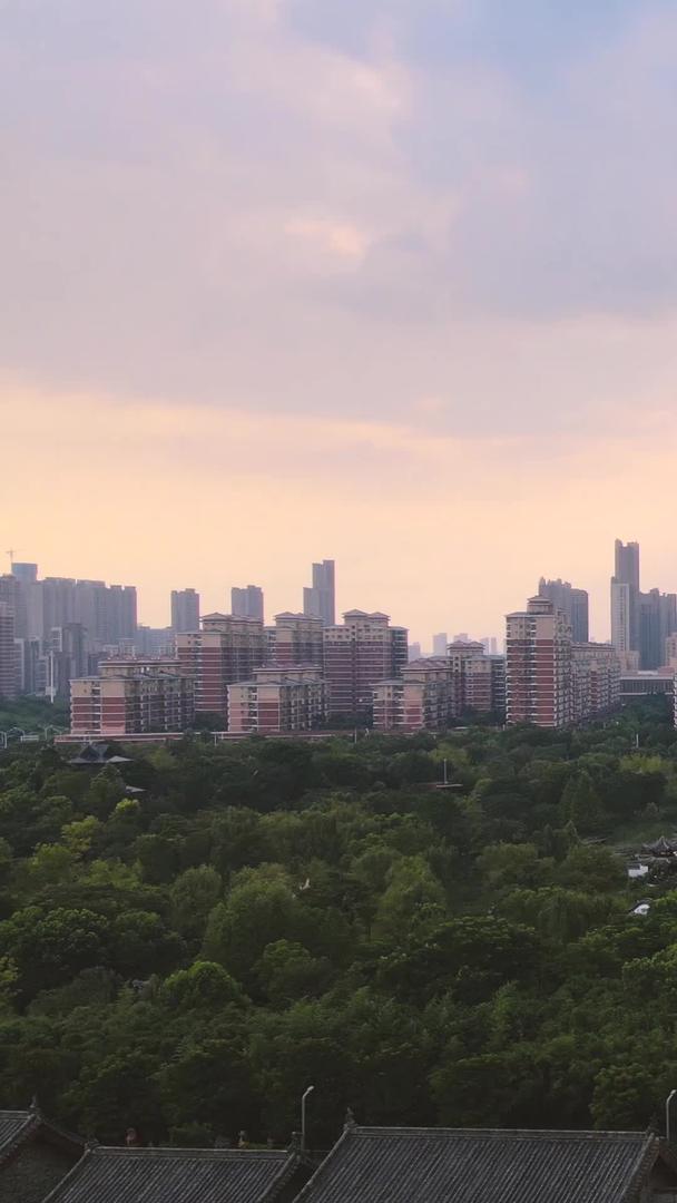 航拍风景城市夕阳晚霞天空城市旅游小镇素材视频的预览图
