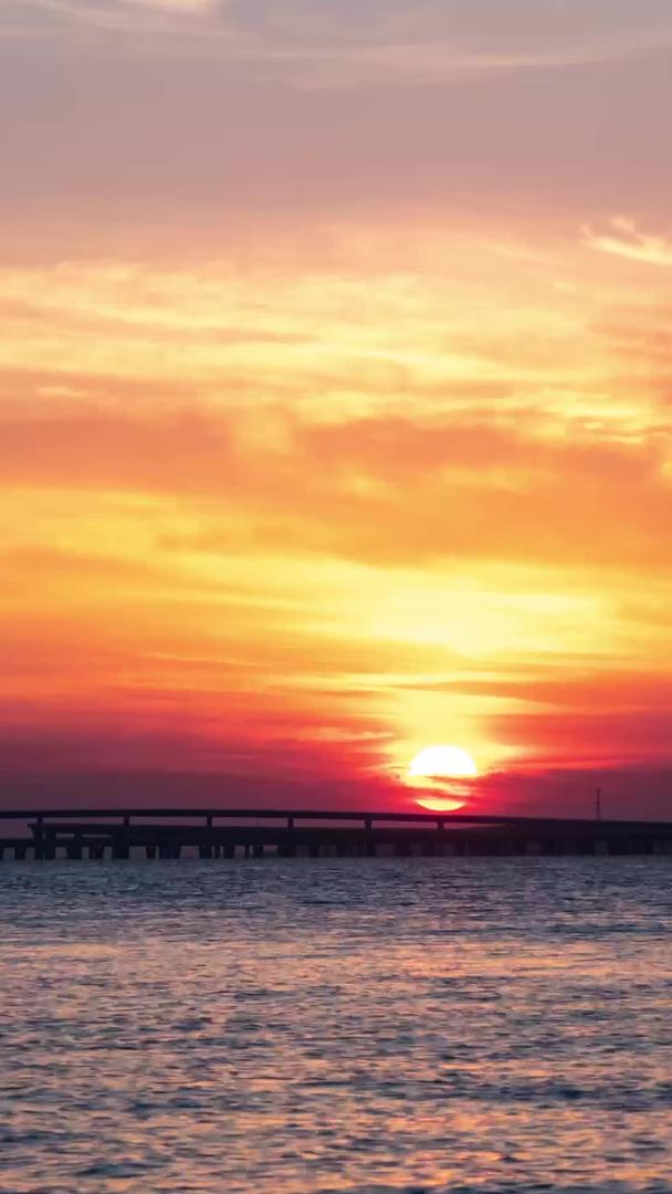 青岛胶州湾跨海大桥日落晚霞视频的预览图