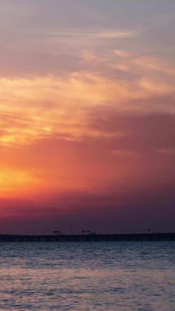 青岛胶州湾跨海大桥日落晚霞视频的预览图