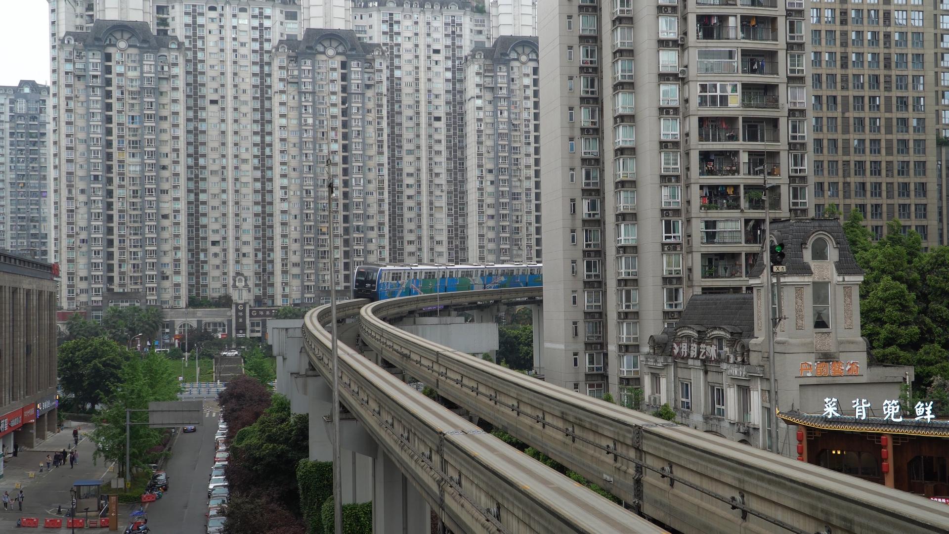 网红重庆穿越楼房的轨道交通视频的预览图