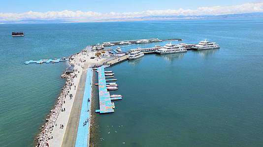 4k航拍青海地标青海湖码头视频的预览图