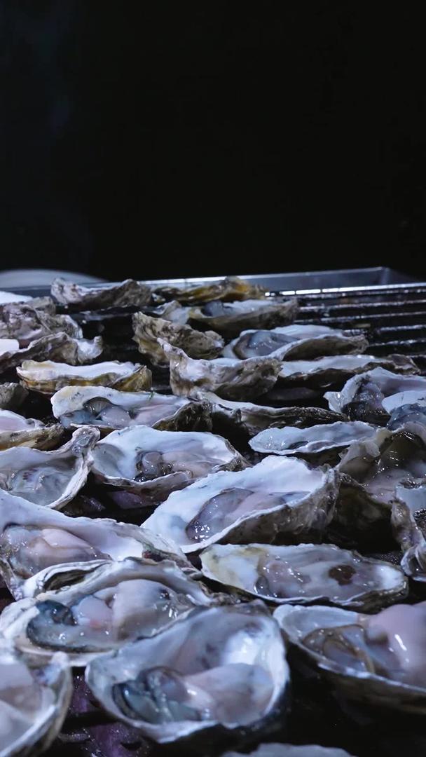 材料慢动作升级拍摄城市宵夜美食碳烤海鲜牡蛎小吃视频的预览图