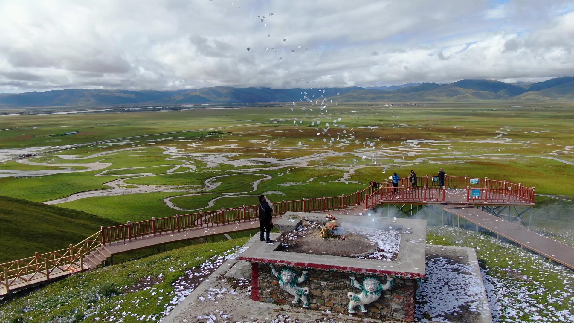 藏民向撒纸风马旗祈福航拍视频视频的预览图