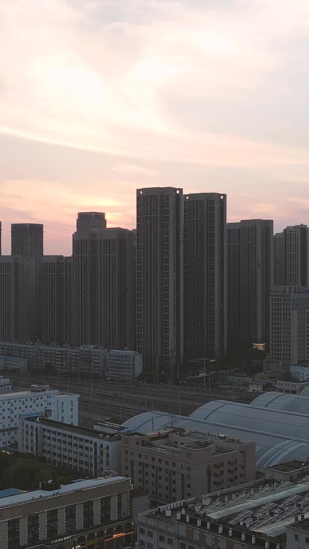 航拍城市风景夕阳夕阳天空素材视频的预览图