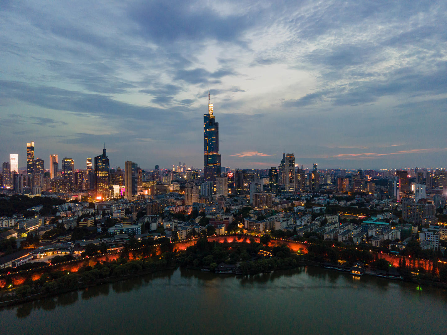 南京城市CBD紫峰日落时段航拍延时摄影8K视频的预览图