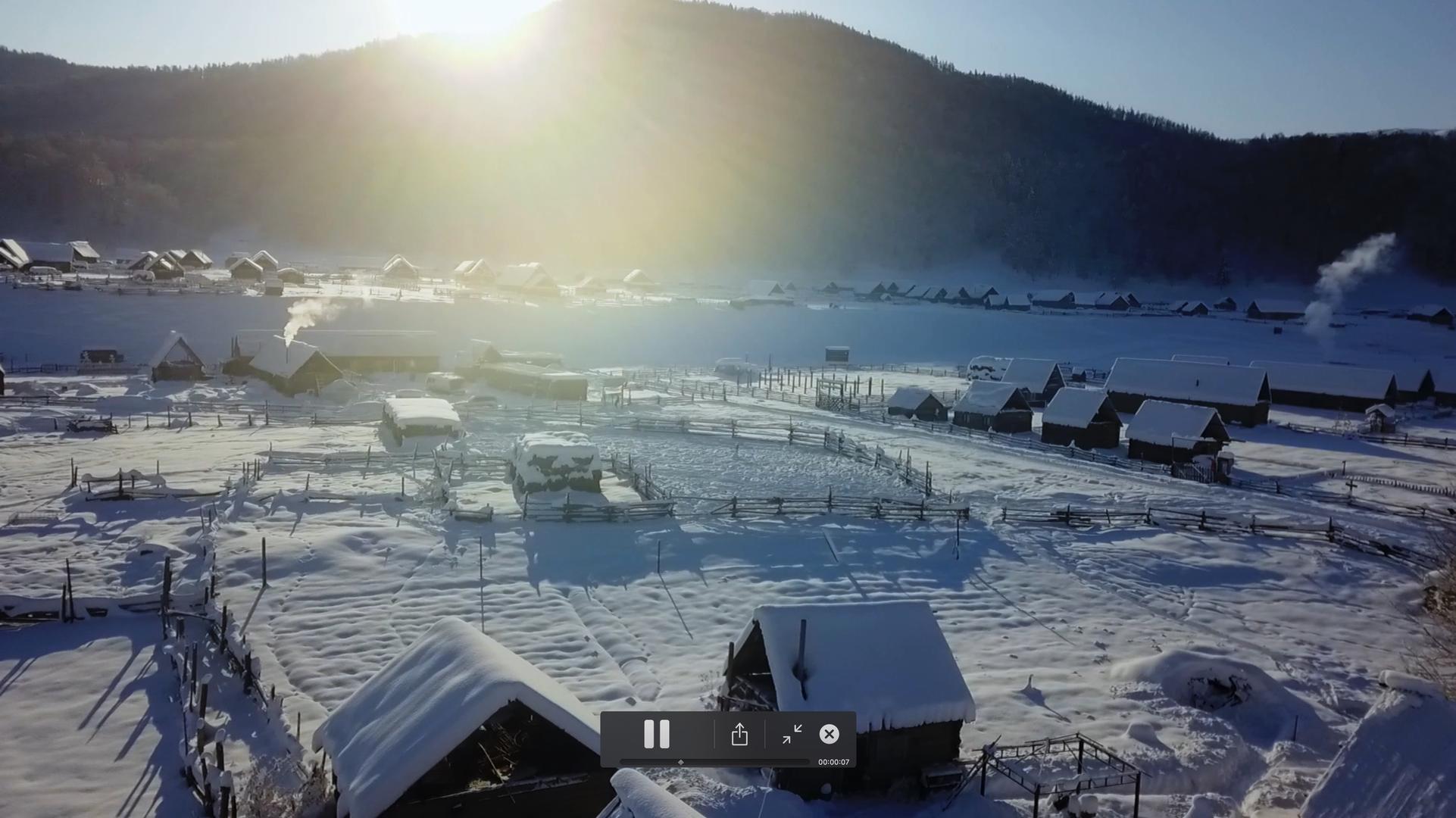 新疆禾木冬日宁静的村落视频的预览图