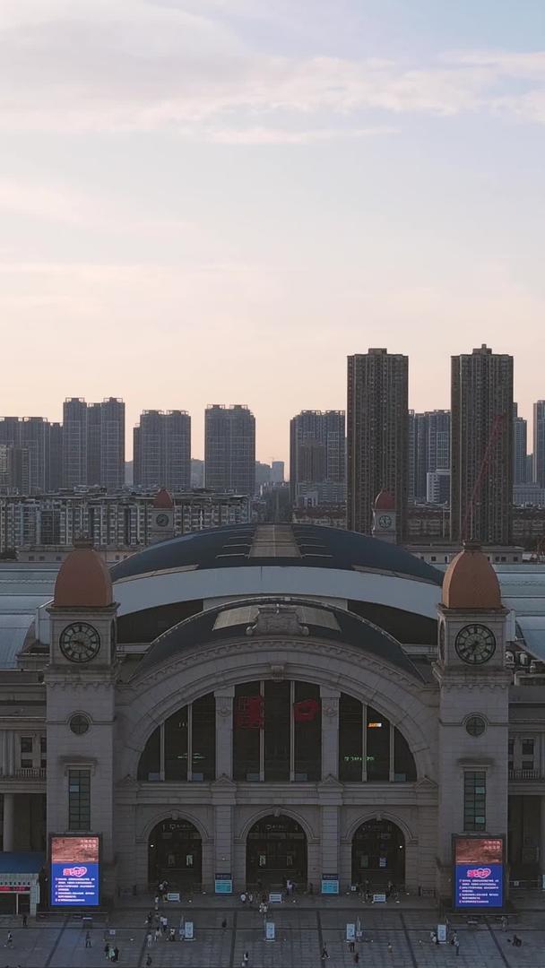航拍城市交通火车站前广场素材视频的预览图