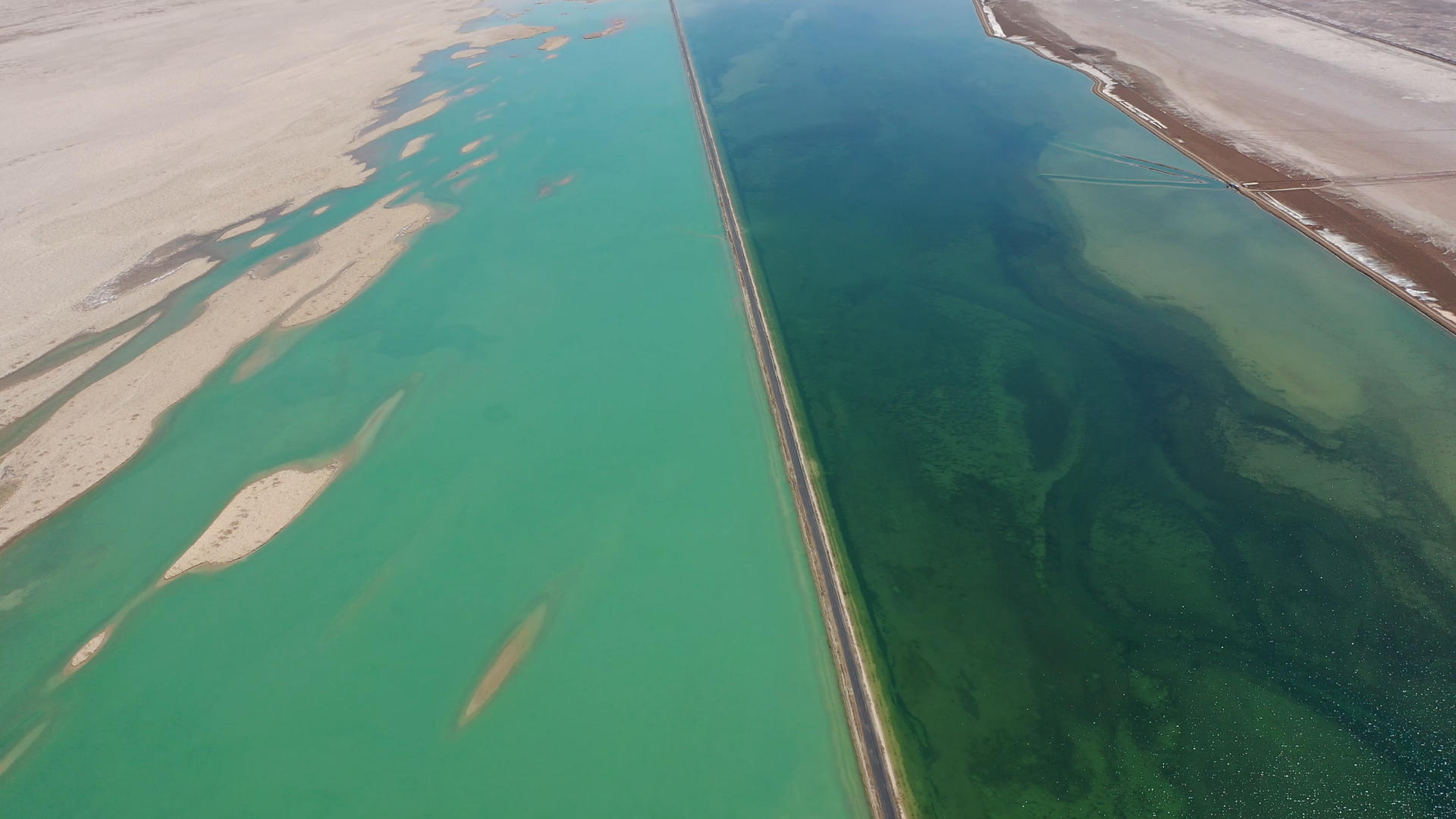 4K航拍西台吉乃尔双色湖景色视频的预览图