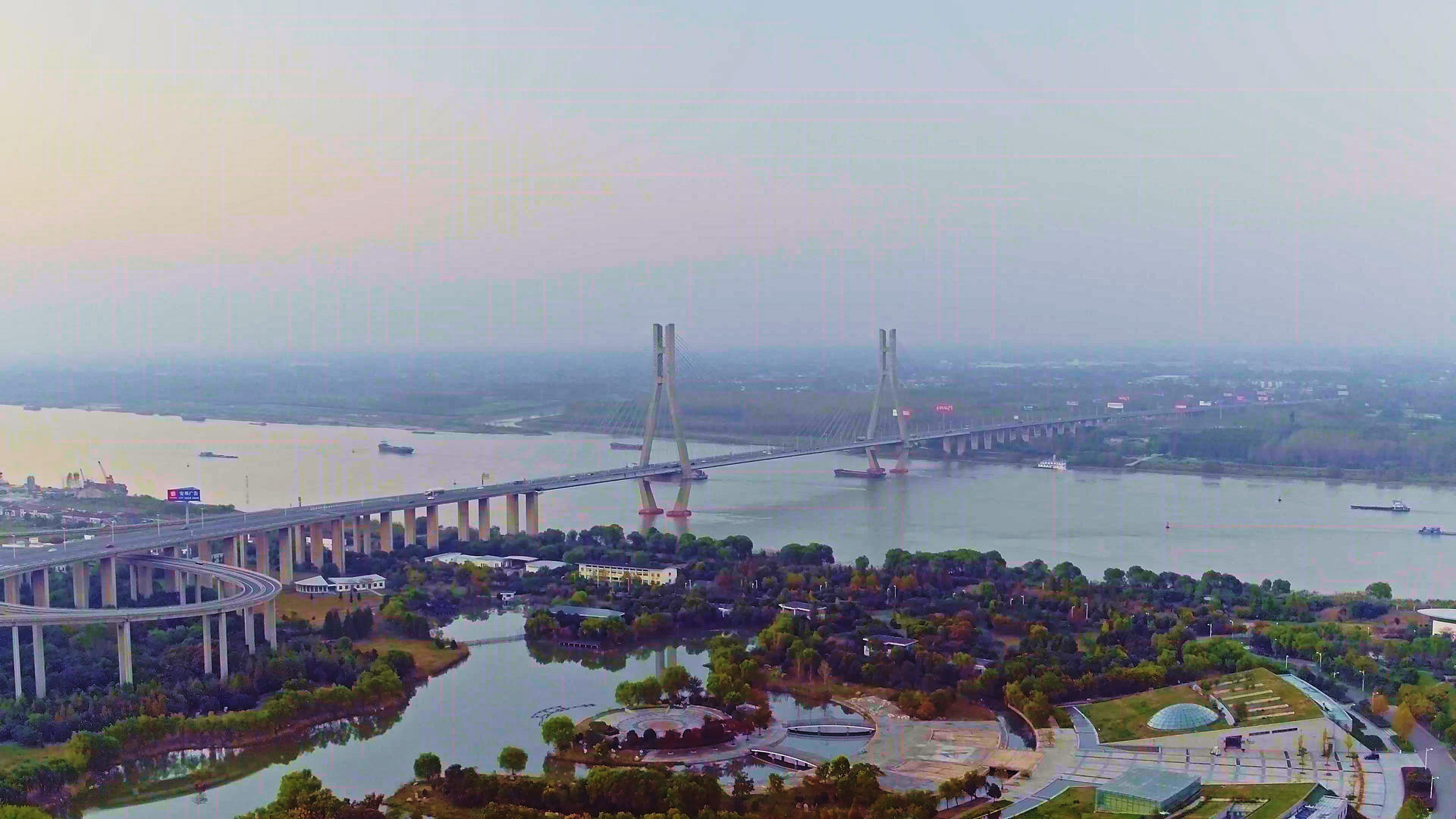 长江大桥天际线航拍视频的预览图