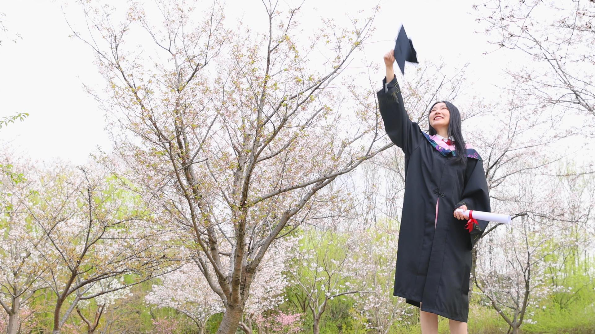 毕业季美女扔学士帽视频的预览图