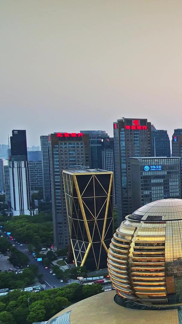 杭州CBD钱江新城国际会议厅市民中心商务建筑晚霞日落视频的预览图