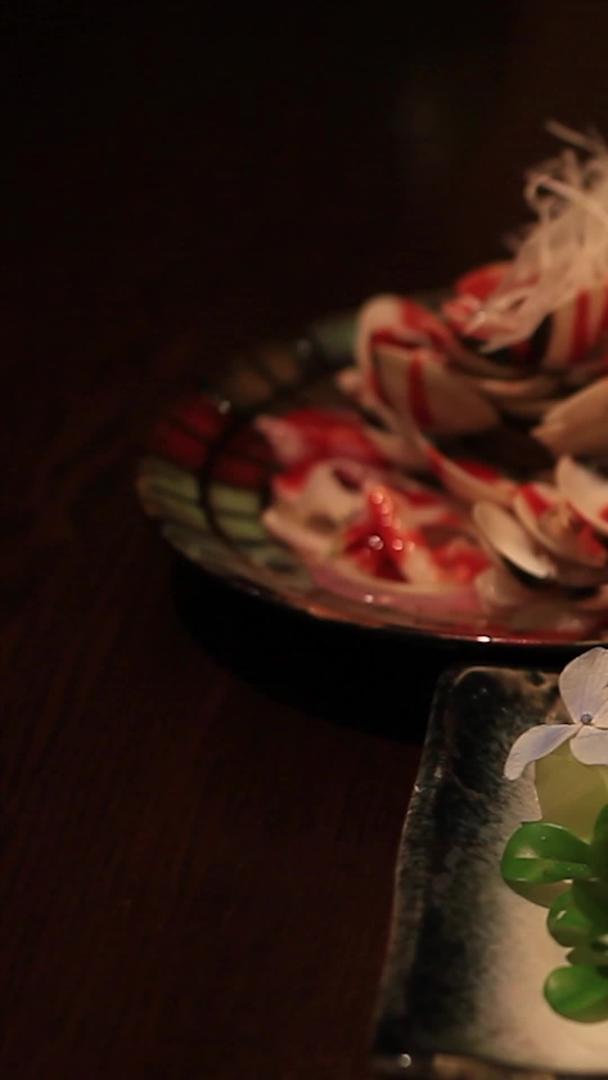 日式牛肉海鲜菜实拍视频的预览图