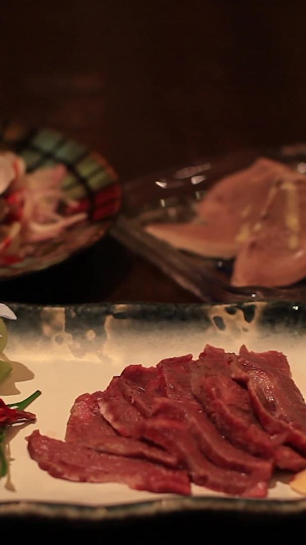 日式牛肉海鲜菜实拍视频的预览图