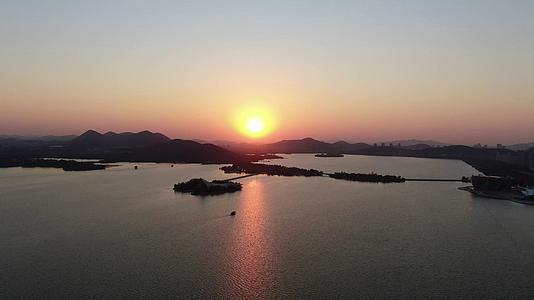 4K航拍江苏徐州云龙湖5A景区日落视频的预览图