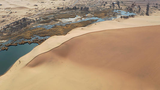 4K航拍巴丹吉林沙漠风光视频的预览图