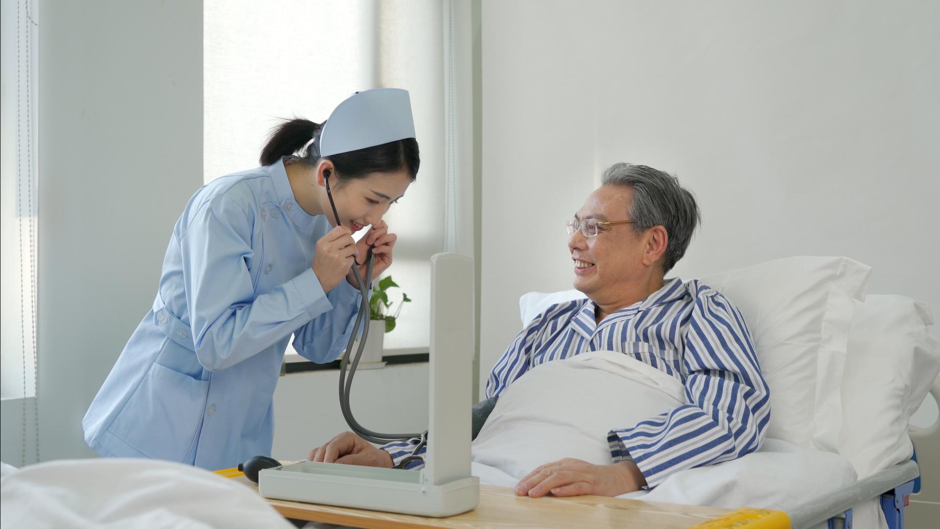 护士为老人测量血压视频的预览图