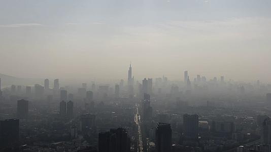 4K航拍南京城市清晨迷雾视频的预览图