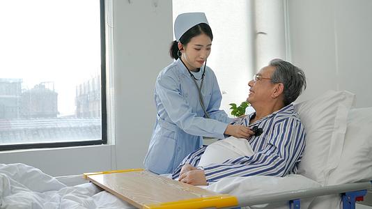 护士为老人检查身体视频的预览图