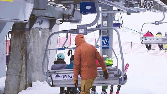 滑雪场索道缆车视频的预览图