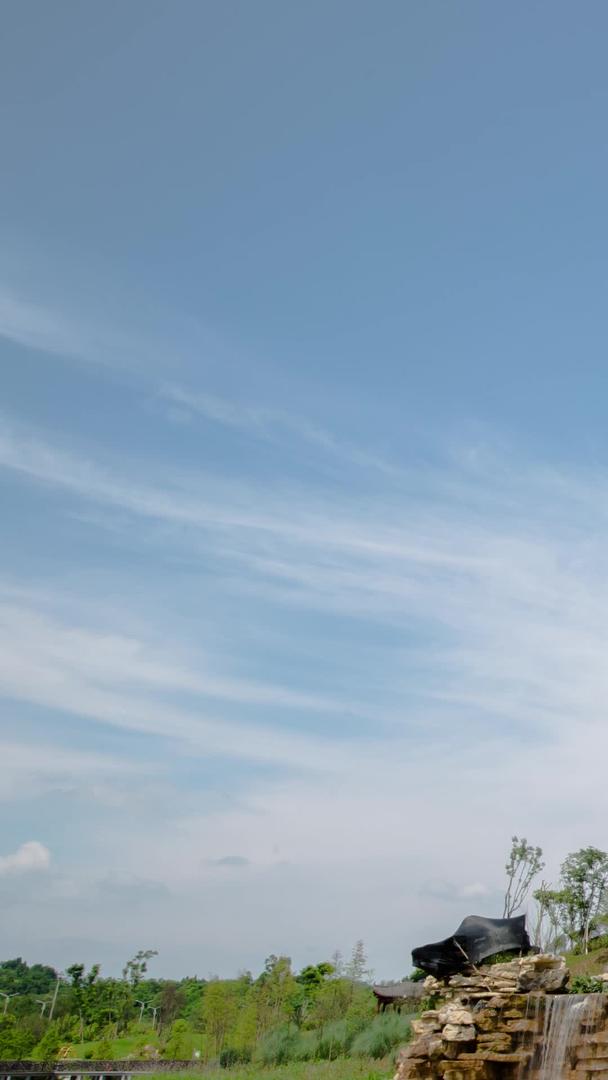 世界大足地标建筑宝塔瀑布延迟拍摄视频的预览图