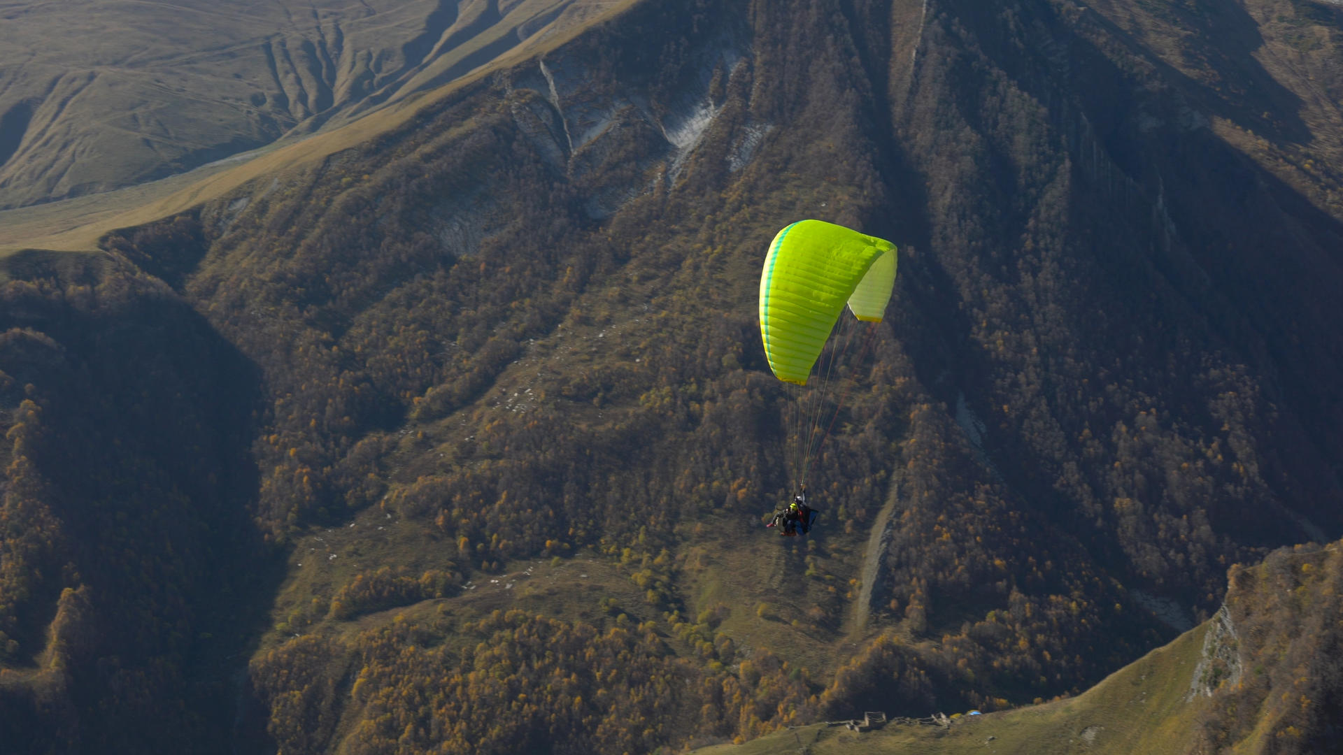 山间滑翔伞4K实拍视频的预览图