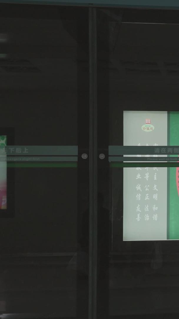 城市轨道交通地铁站坐火车的老人素材视频的预览图