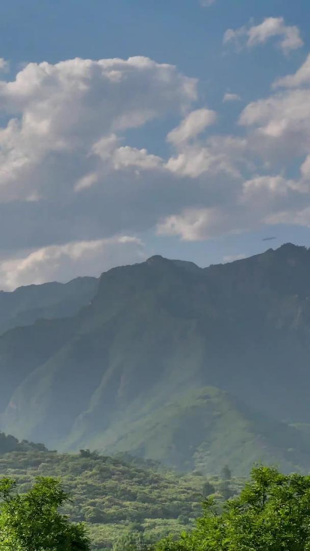 俯瞰延时摄影的远山视频的预览图