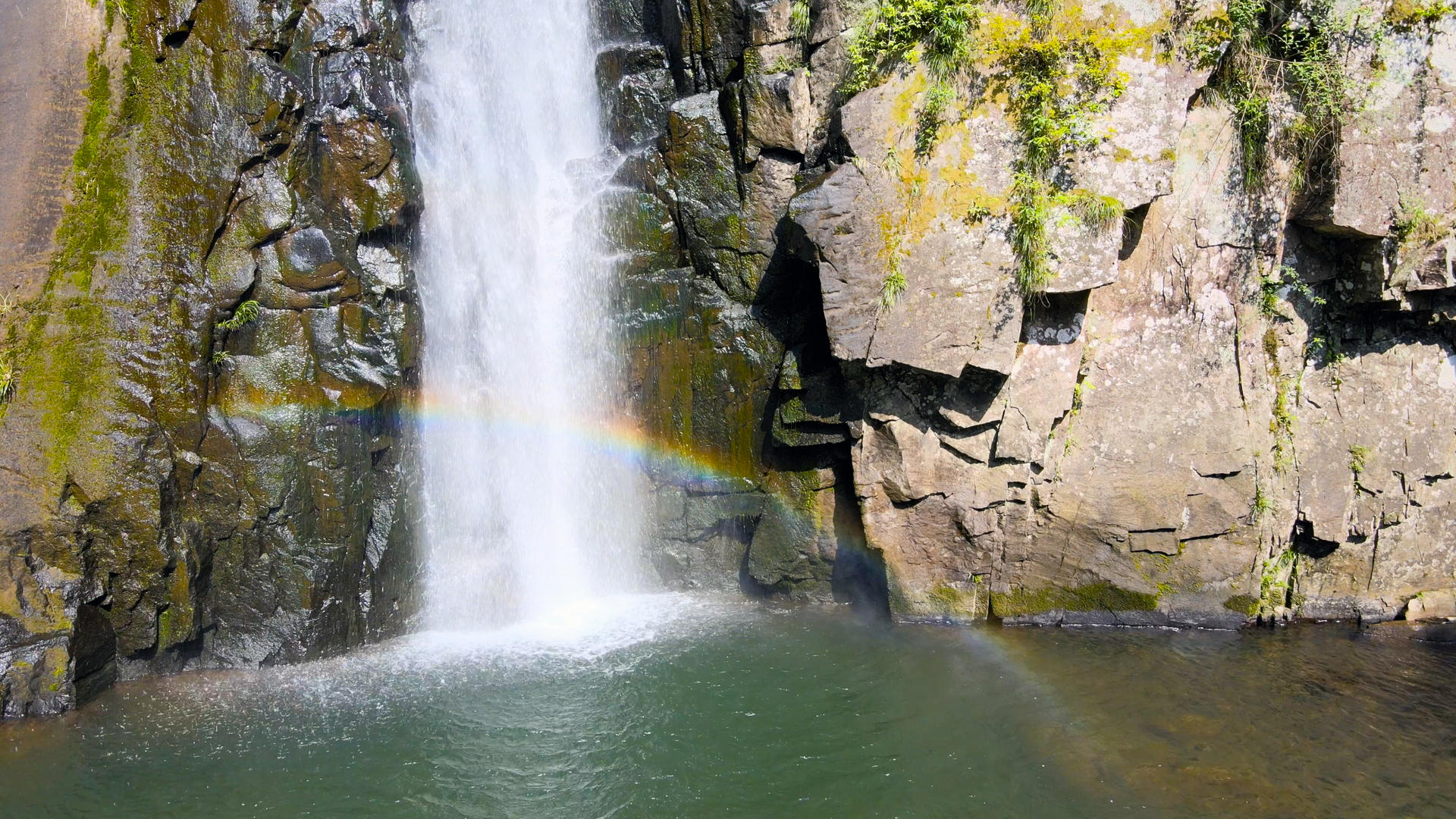 溪口雪窦山三隐谭阳光下瀑布中的彩虹实拍4K视频的预览图
